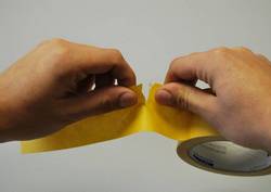 A BlueDolphin kétoldalas szövetszalag erős, ugyanakkor könnyen szakítható.